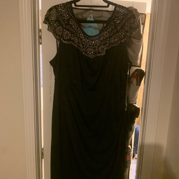 Plus size Little black dress - Picture 3 of 3